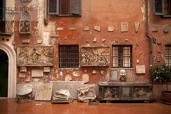 Überreste aus römischer Zeit in einem Innenhof in Rom  Latium  Italien  Europa