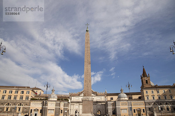 Obelisk auf dem Piazza del Popolo Platz in Rom  Italien  Europa