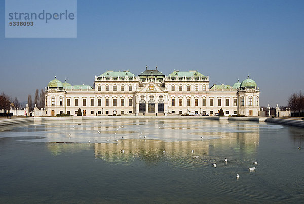 Oberes Belvedere mit Schlossmusem  mit See auf der Vorderseite  Schloss Belvedere  Wien  Österreich  Europa