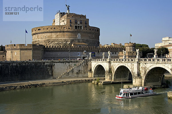 Engelsburg oder Castel Sant'Angelo und Engelsbrücke  Tiber mit Schiff  Rom  Latium  Italien  Europa