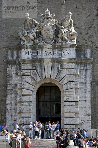 Portal zu den vatikanischen Museen mit Heiligenstatuen am Wappen von Papst Pius XI  vatikanische Mauer  Vatikan  Rom  Latium  Italien  Europa