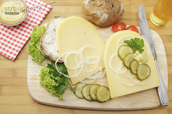 Kölner Spezialität Halver Hahn  Roggenbrötchen mit mittelaltem Gouda Käse  Gewürzgurke  Senf und Zwiebelscheiben