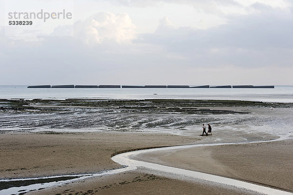 Arromanches-les-Bains  D-Day  Gold Beach  Überreste des künstlichen Landungshafens  Mulberry-Hafen  Normandie  Frankreich  Europa