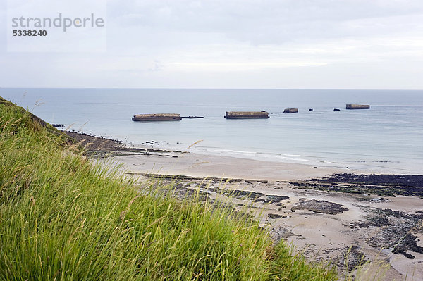 Arromanches-les-Bains  D-Day  Gold Beach  Überreste des künstlichen Landungshafens  Mulberry-Hafen  Normandie  Frankreich  Europa