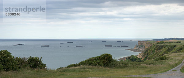 Arromanches-les-Bains  D-Day  Gold Beach  Überreste des künstlichen Landungshafens  Mulberry-Hafen  Normandie  Frankreich  Europa