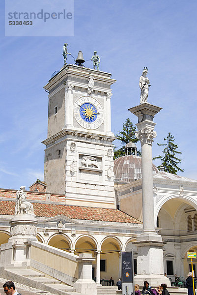 Platz Piazza Libert‡ mit Uhrturm und Säule der Loggia di San Giovanni  Altstadt  Udine  Friaul-Julisch Venetien  Italien  Europa
