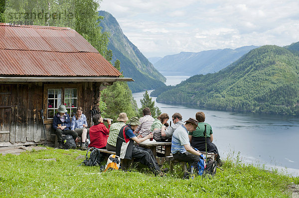 Wandern  Trekking  Wandergruppe bei der Rast  See Bandak  Alm Rui bei Dalen  Telemark  Norwegen  Skandinavien  Nordeuropa  Europa
