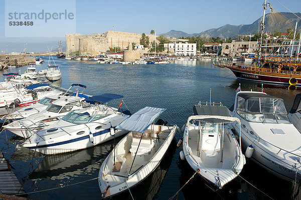 Motorboote im alten Hafen mit Festung  Girne  Kyrenia  Türkische Republik Nordzypern  Zypern  Europa