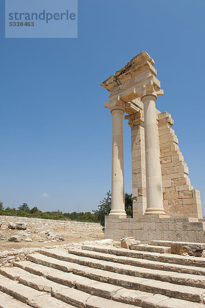 Archäologie  griechische Antike  Apollo-Hylates-Heiligtum  Treppe  Ruine  zwei Säulen  Tempel  nabatäische Kapitelle  bei Kourion  Republik Zypern  Europa