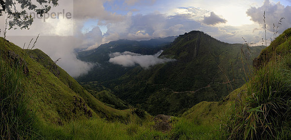 Hochland mit Bergen und Wolken  Kandy  Sri Lanka  Südasien