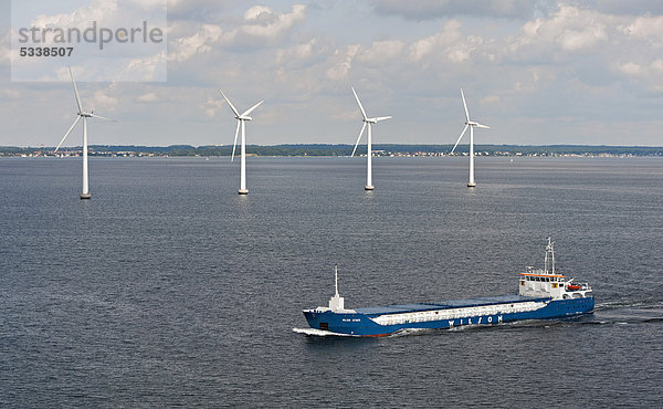 Segeln Außenaufnahme Europa Dänemark frontal Schiff Kopenhagen Hauptstadt Ladung vor der Küste Windpark