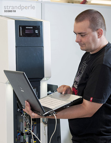 Ein Ingenieur spielt im Entwicklungslabor bei Siemens eine neue Firmware in das System einer Ladesäule des Typs Siemens Charge CP700A  Fürth  Bayern  Deutschland  Europa