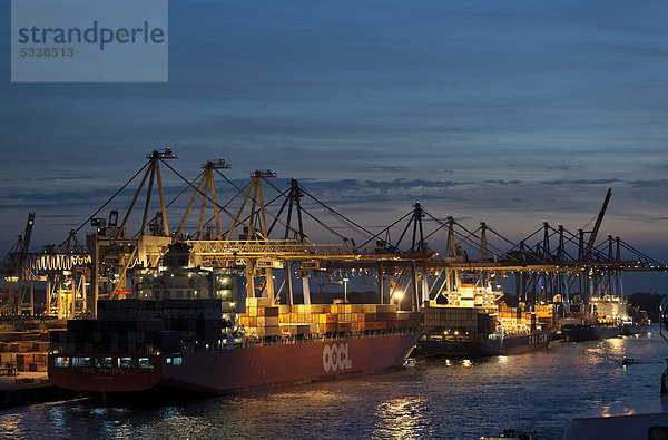 Frachtschiff OOCL Montreal im Hamburger Freihafen  Elbe  Hamburg  Deutschland  Europa