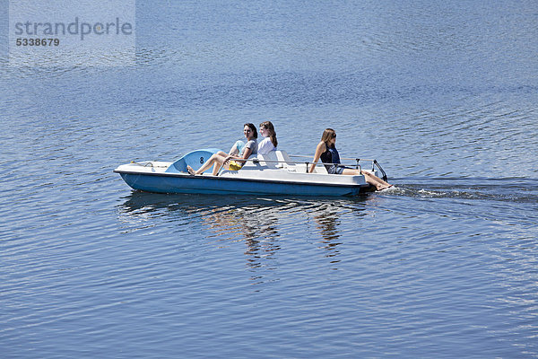 Drei Mädchen beim Tretbootfahren auf dem Gartower See  Naturpark Elbufer-Drawehn  Niedersachsen  Deutschland  Europa