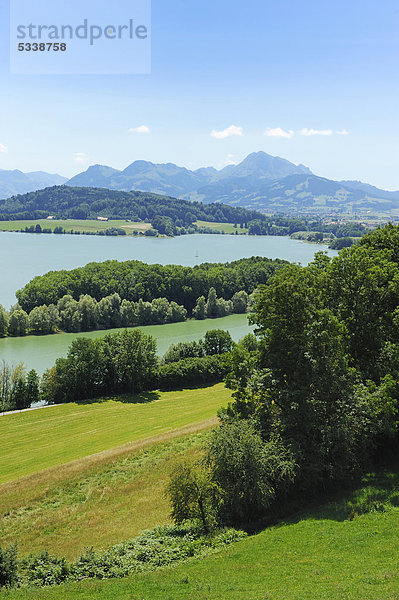 Sicht von Le Bry auf den See Lac de la GruyËre oder Greyerzersee  Freiburg  Schweiz  Europa