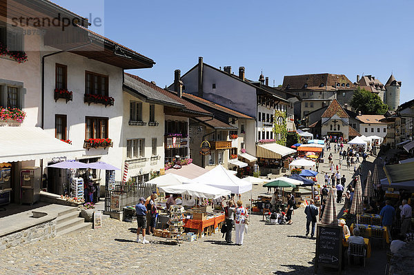 Markt im mittelalterlichen Städtchen Greyerz  GruyËres  Freiburg  Schweiz  Europa