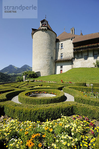 Schloss Greyerz mit Gartenanlage im Vordergrund  GruyËres  Freiburg  Schweiz  Europa
