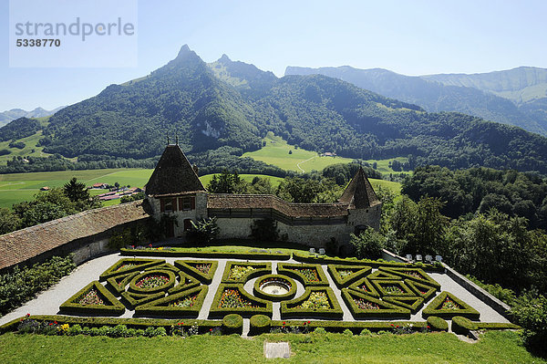 Gartenanlage von Schloss Greyerz  GruyËres  Freiburg  Schweiz  Europa