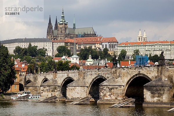 Karlsbrücke  Karluv Most  mit der Prager Burg auf dem Hradschin  Prag  Böhmen  Tschechien  Europa
