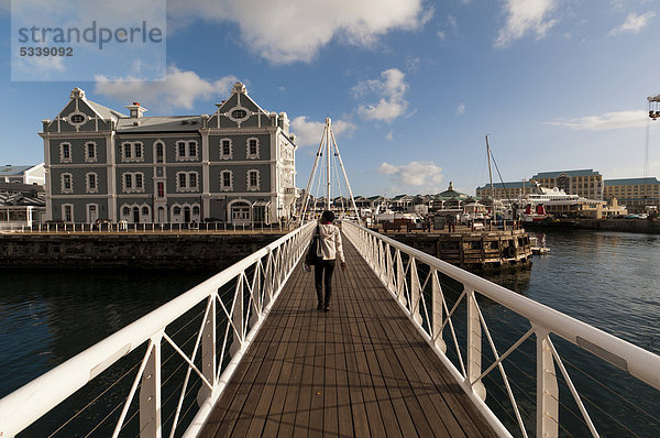 Fußgängerbrücke  V & A Waterfront  Victoria & Alfred Waterfront  Hafenviertel  mit dem African Trading Port Gebäude  Cape Town  Kapstadt  Südafrika  Africa