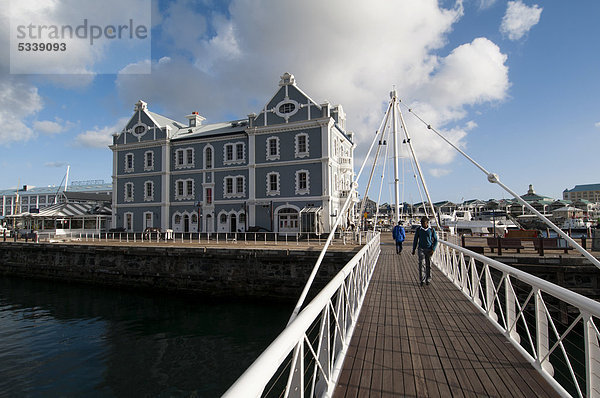 Fußgängerbrücke  V & A Waterfront  Victoria & Alfred Waterfront  Hafenviertel  mit dem African Trading Port Gebäude  Cape Town  Kapstadt  Südafrika  Africa