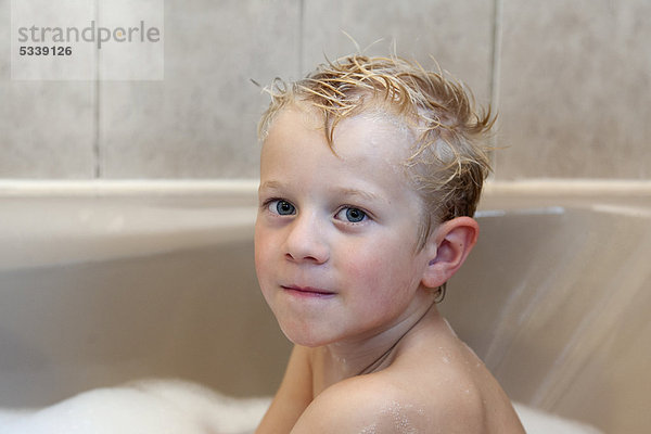 Ein Junge  5 Jahre  in der Badewanne  Porträt