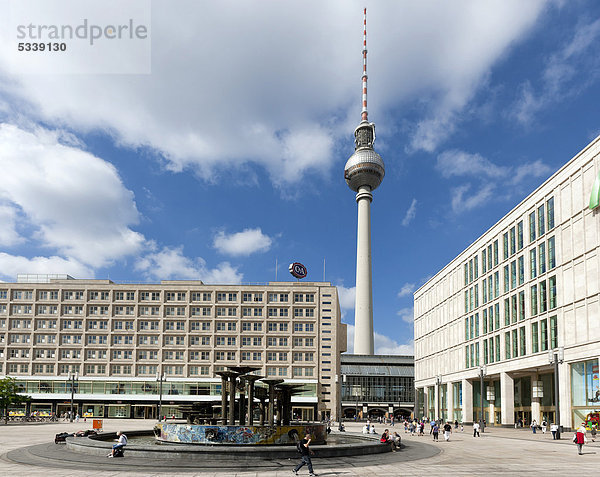 Alexanderplatz und Fernsehturm  Berlin  Hauptstadt von Deutschland  Europa