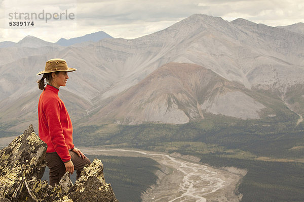 Junge Frau beim Wandern  Panoramablick  Wind River Valley  Northern Mackenzie Mountains  Yukon Territory  Kanada