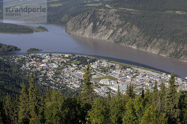 Blick auf Dawson City mit den Flüssen Yukon und Klondike vom Midnight Dome  Yukon Territory  Kanada