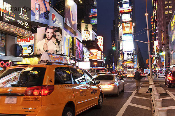 Yellow Cab Taxis  Straßenverkehr  Times Square  42nd Street  New York City  New York  USA
