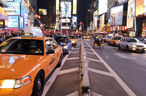 Verkehr mit Yellow Cab Taxi  Times Square  42nd Street  New York City  New York  USA