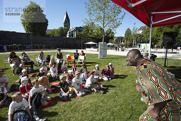 Der ghanaische Kinderbuchautor Patrick Addai und Publikum auf der Bundesgartenschau in Koblenz  Koblenz  Rheinland-Pfalz  Deutschland  Europa