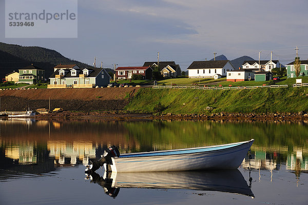 Häuser und Boote spiegeln sich im Meer  Norris Point  Newfoundland  Neufundland  Kanada