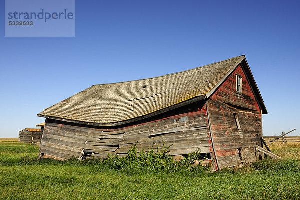 Altes verlassenes und verfallenes Haus in der Prärie  Saskatchewan  Kanada