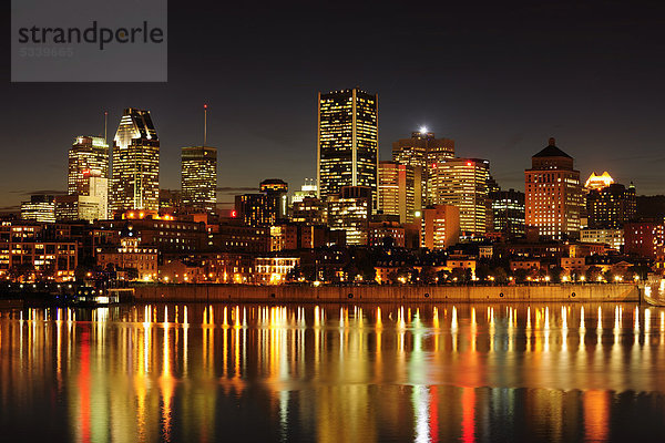 Skyline von Montreal mit Hafen und Sankt-Lorenz-Strom  Montreal  Quebec  Kanada