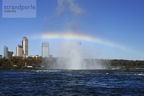 Regenbogen über den Niagarafällen mit Hotels  Niagara Falls  Ontario  Kanada  Nordamerika