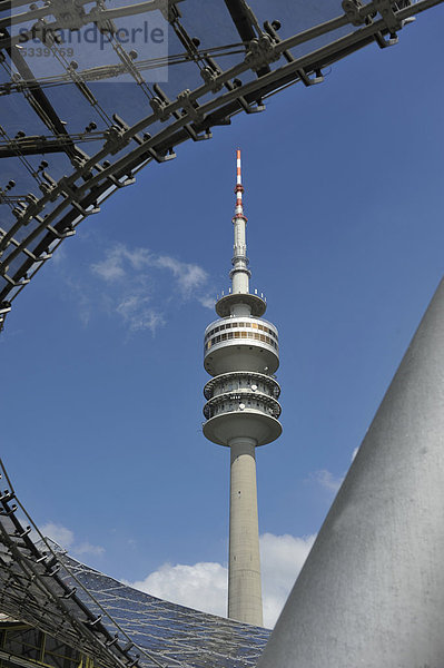 Dachkonstruktion Olympiahalle und Olympiaturm in München  Bayern  Deutschland  Europa