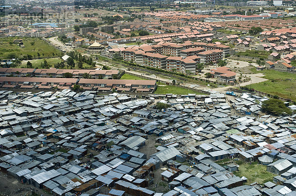 Slum und Apartmentsiedlung grenzen aneinander  Nairobi  Kenia  Afrika
