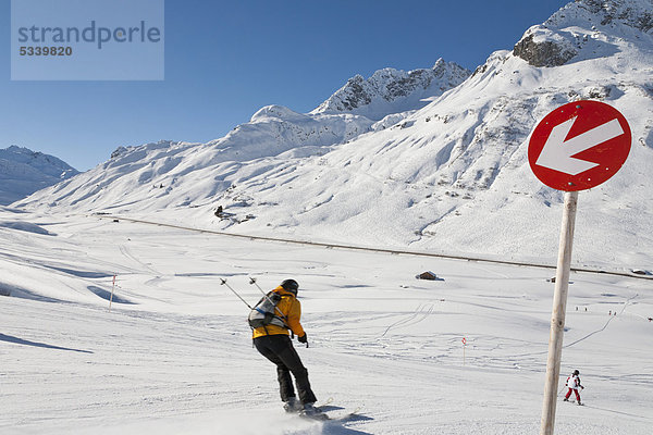 Schifahrer  Skipiste  Zürs am Arlberg  Vorarlberg  Österreich  Europa