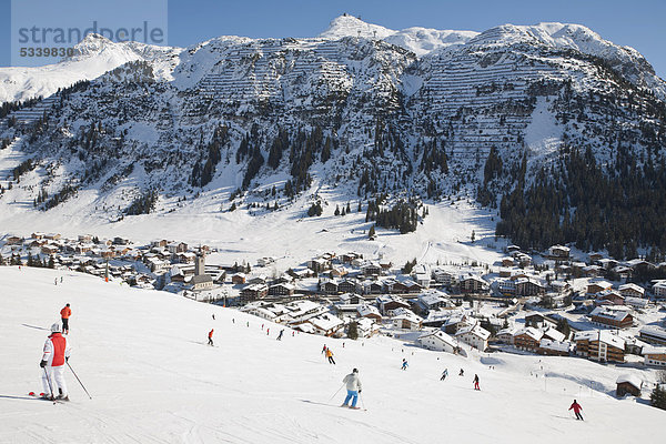 Schifahrer auf der Schipiste  Lech am Arlberg  Vorarlberg  Österreich  Europa