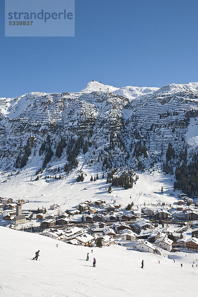 Schifahrer  Snowboarder auf der Schipiste  Lech am Arlberg  Vorarlberg  Österreich  Europa