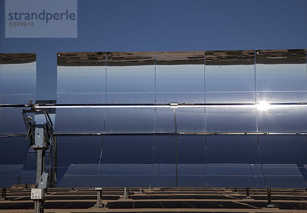 Ein von NextEra Energy Resources betriebenes Solarstromerzeugungssystem  die Parabolspiegel fokussieren die Sonnenstrahlen und heizen ein mit Öl gefülltes Rohr auf  die Hitze produziert Dampf wodurch Stromturbinen angetrieben werden  Kramer Junction  Mojave-Wüste  Süd-Kalifornien  USA