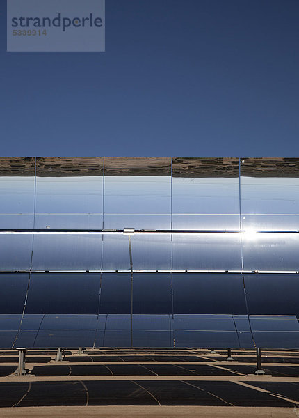 Ein von NextEra Energy Resources betriebenes Solarstromerzeugungssystem  die Parabolspiegel fokussieren die Sonnenstrahlen und heizen ein mit Öl gefülltes Rohr auf  die Hitze produziert Dampf wodurch Stromturbinen angetrieben werden  Kramer Junction  Mojave-Wüste  Süd-Kalifornien  USA