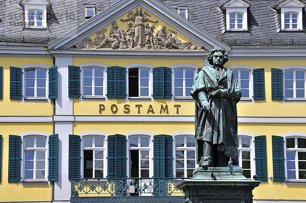 Das Beethovendenkmal auf dem Münsterplatz  dahinter das Hauptpostamt im Fürstenbergischen Palais in Bonn  Nordrhein-Westfalen  Deutschland  Europa