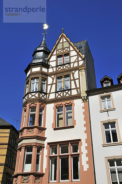Fachwerkhaus mit Wetterfahne am Marktplatz von Bernkastel-Kues  Rheinland-Pfalz  Deutschland  Europa