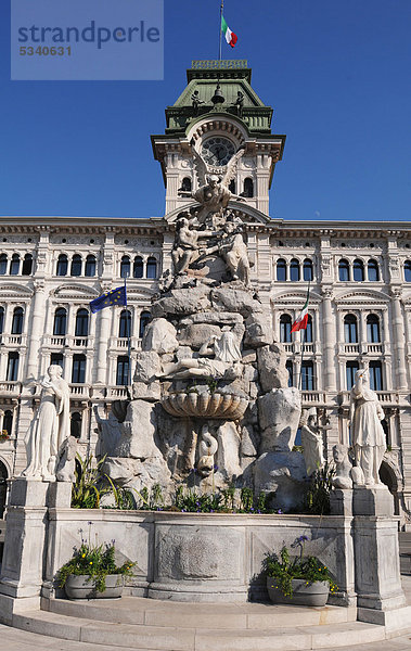 4 Halle Großstadt Statue Kontinent Italien Triest