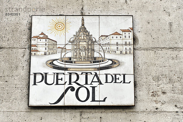 Straßenschild an der Puerta de Sol  Madrid  Spanien  Europa