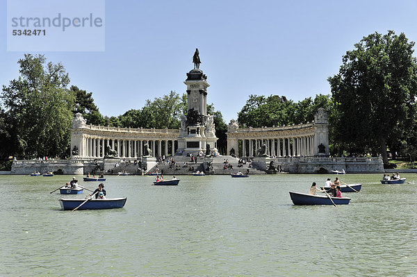 Ausflugsboote vor dem Monument für Alfons XII.  Parque del Buen Retiro Park  Madrid  Spanien  Europa