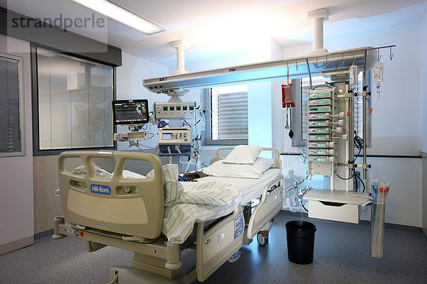 Intensivstation  leeres Patientenbett  bereit für die Aufnahme eines Patienten  medizinische Geräte für die Versorgung  Beatmung und Überwachung des Patienten  Krankenhaus  Deutschland  Europa