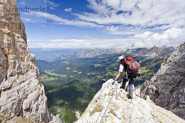 Bergsteiger bei der Latemarüberschreitung  Klettersteig  Dolomiten  hinten die Rosengartengruppe  Südtirol  Italien  Europa